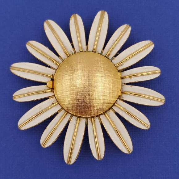 Avon Jewelry - Avon Gold Tone & White Daisy Locket Brooch